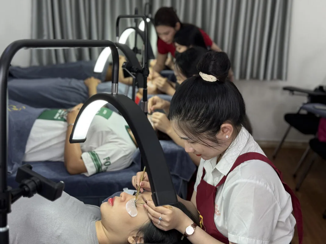 Lớp nối mi chuyên nghiệp tại World Nail Alpha
