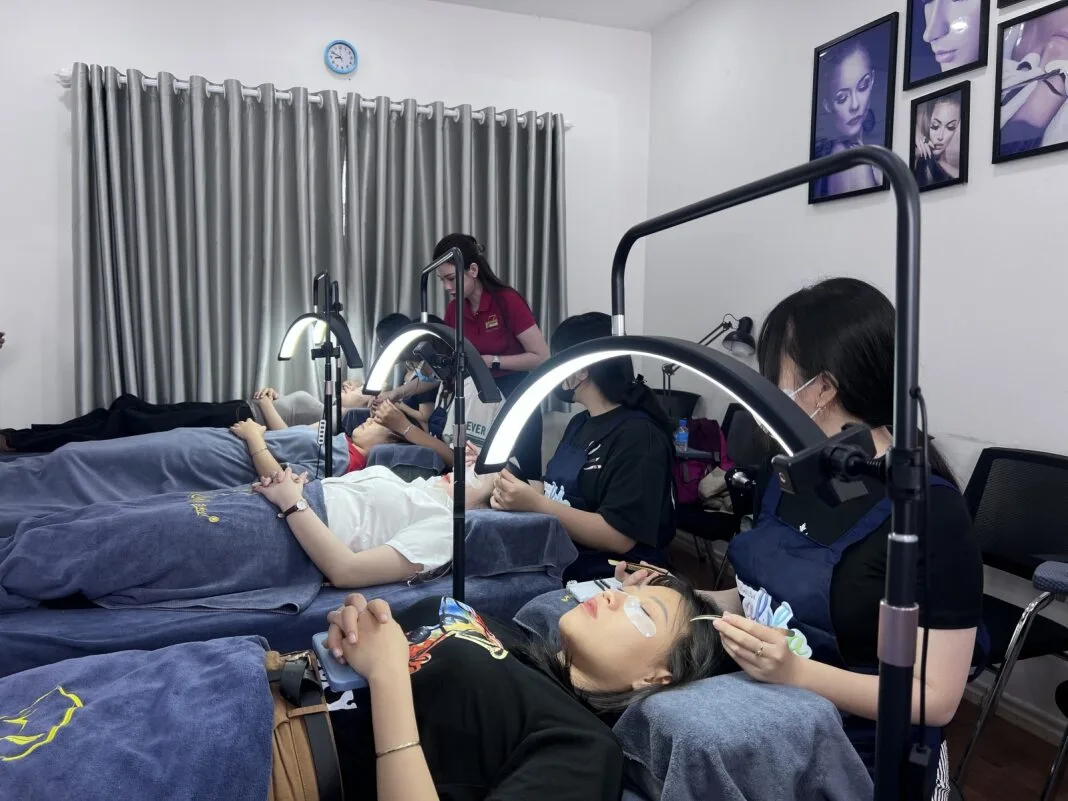 Khóa học uốn mi tại World Nail Alpha