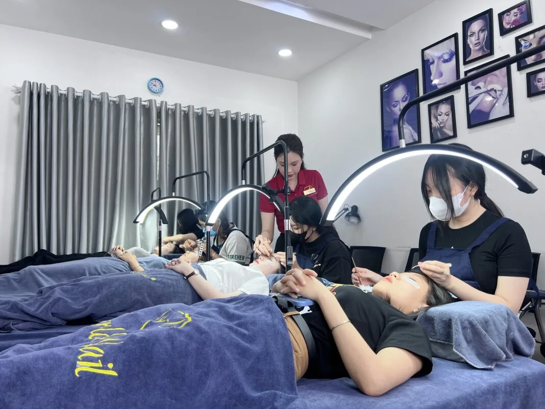 Khóa học uốn mi tại World Nail Alpha