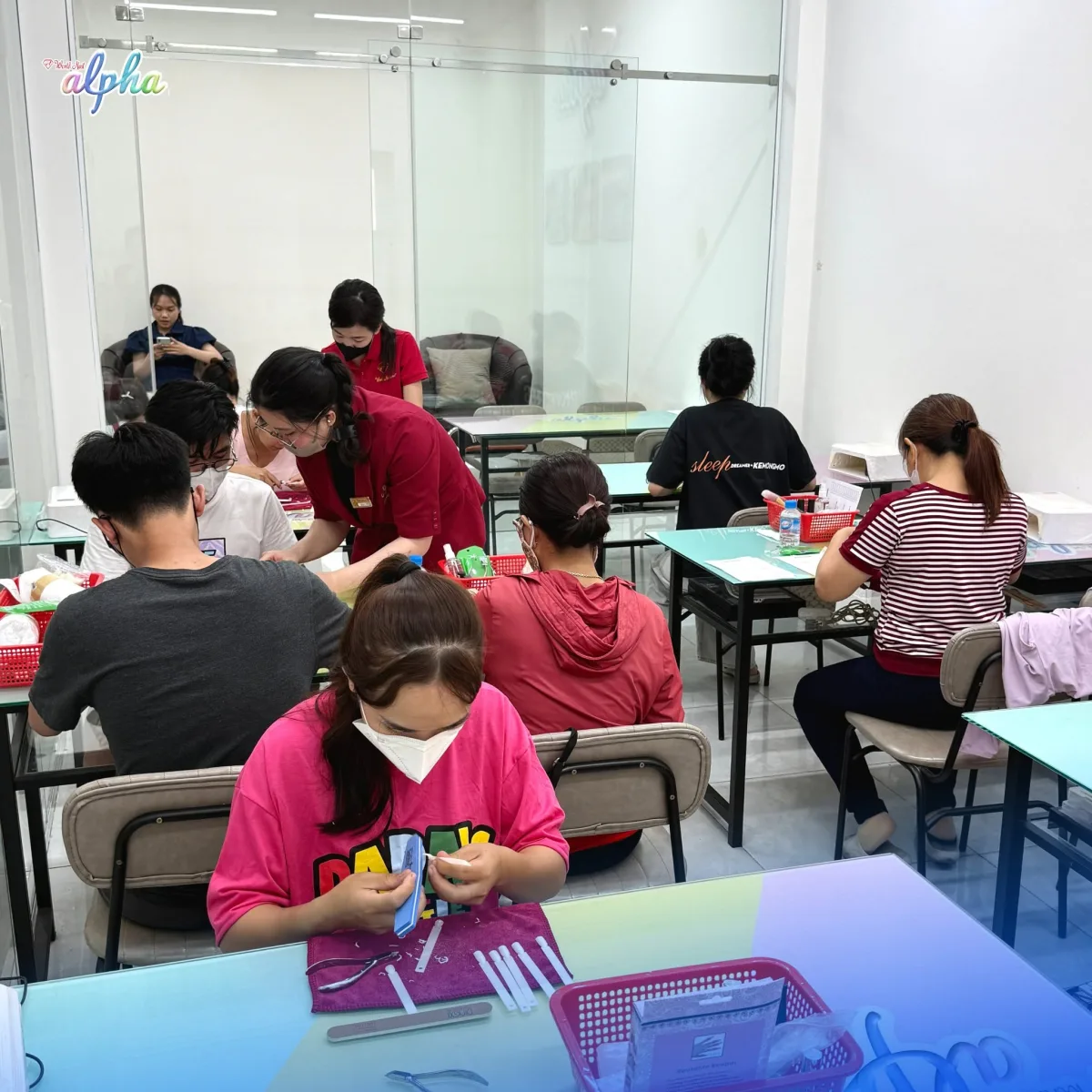 Giáo viên hướng dẫn và trực tiếp thực hành tại World Nail Alpha