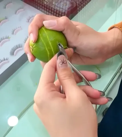 Học viên đang sử dụng kềm thực hành cắt trên quả chanh