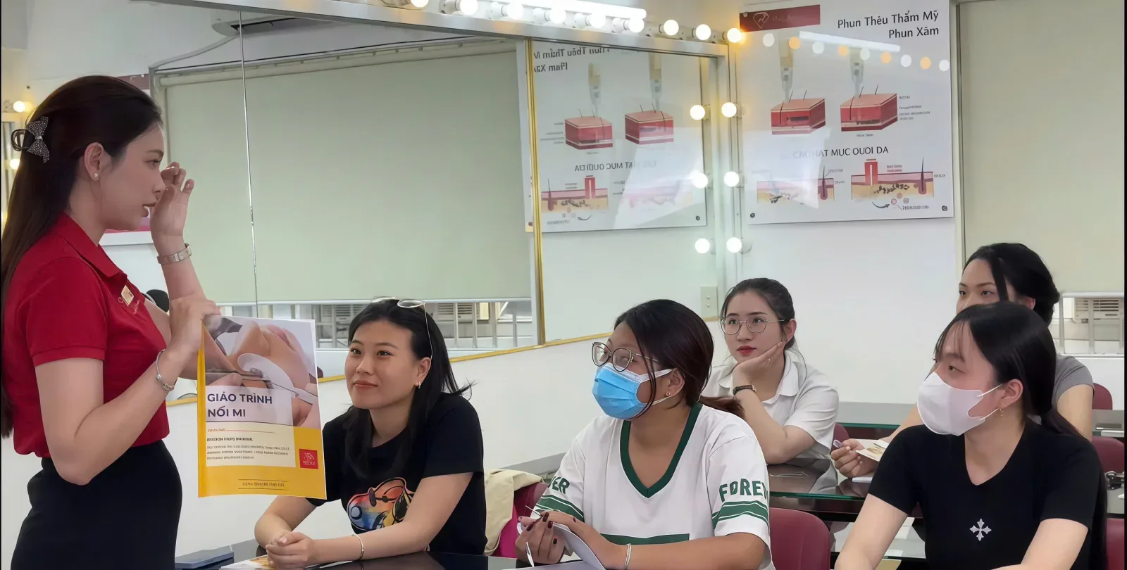 Giảng viên hướng dẫn học viên thực hành nối mi