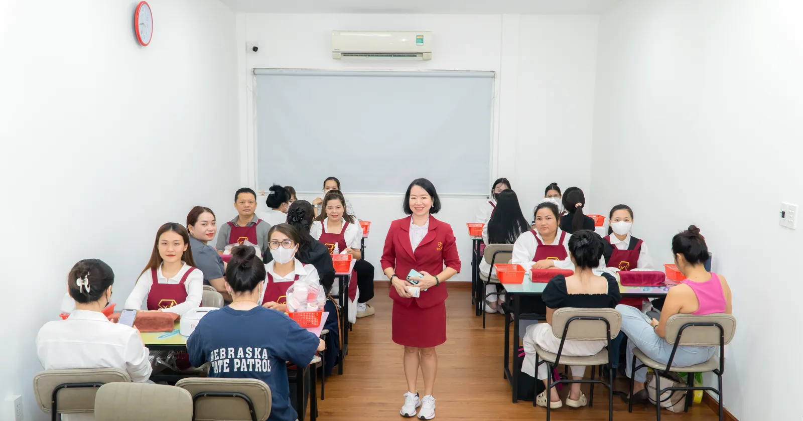 Học viên thực hành trong lớp học Nail tại World Nail Alpha