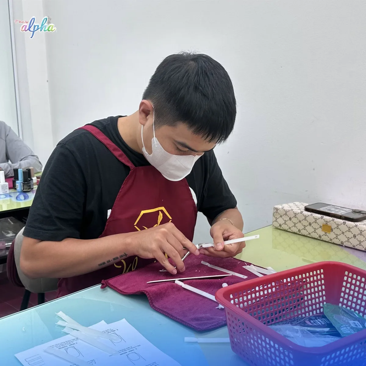 Học viên mới đang thực hành kỹ thuật Nail cơ bản tại lớp