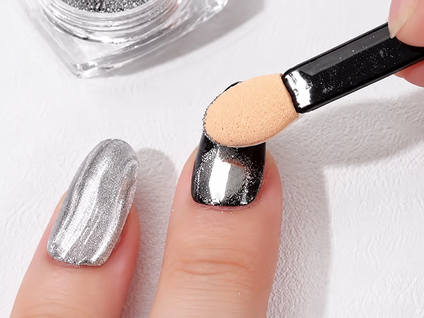 Thao tác chà bột Chrome để tạo hiệu ứng ánh kim 