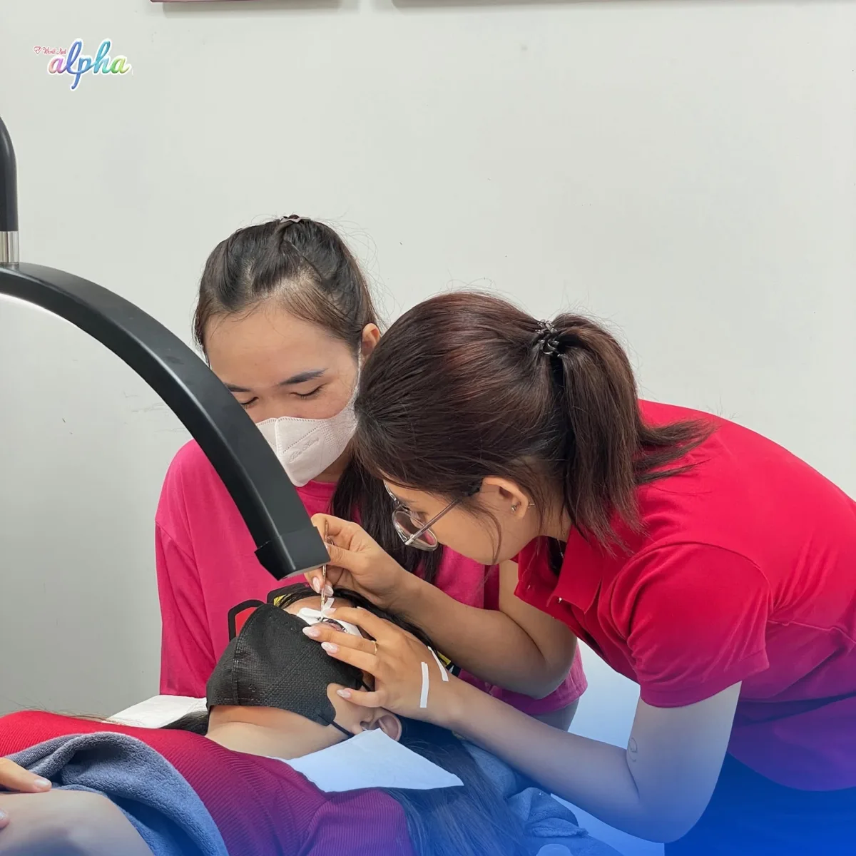 Giáo viên hướng dẫn học viên thực hành nối mi trên mẫu