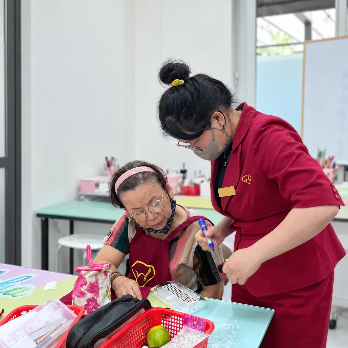 Học tại World Nail Alpha giáo viên sẽ hướng dẫn các kỹ thuật 1:1