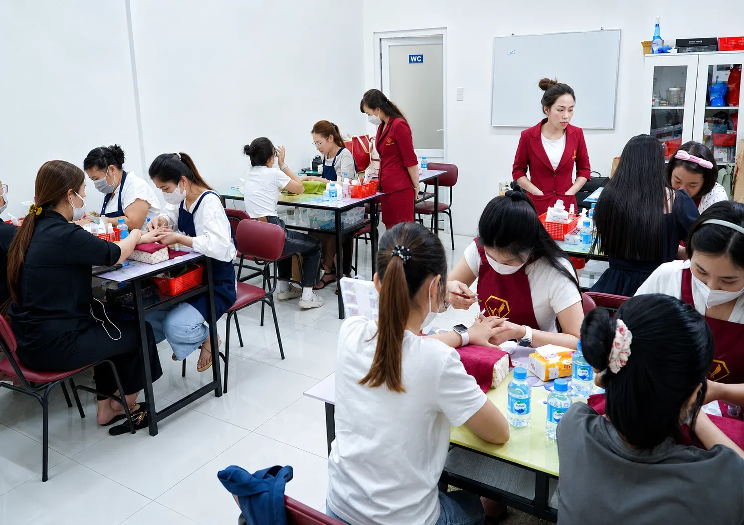 Học viên thực hành kỹ thuật Nail trong quá trình học tại World Nail Alpha