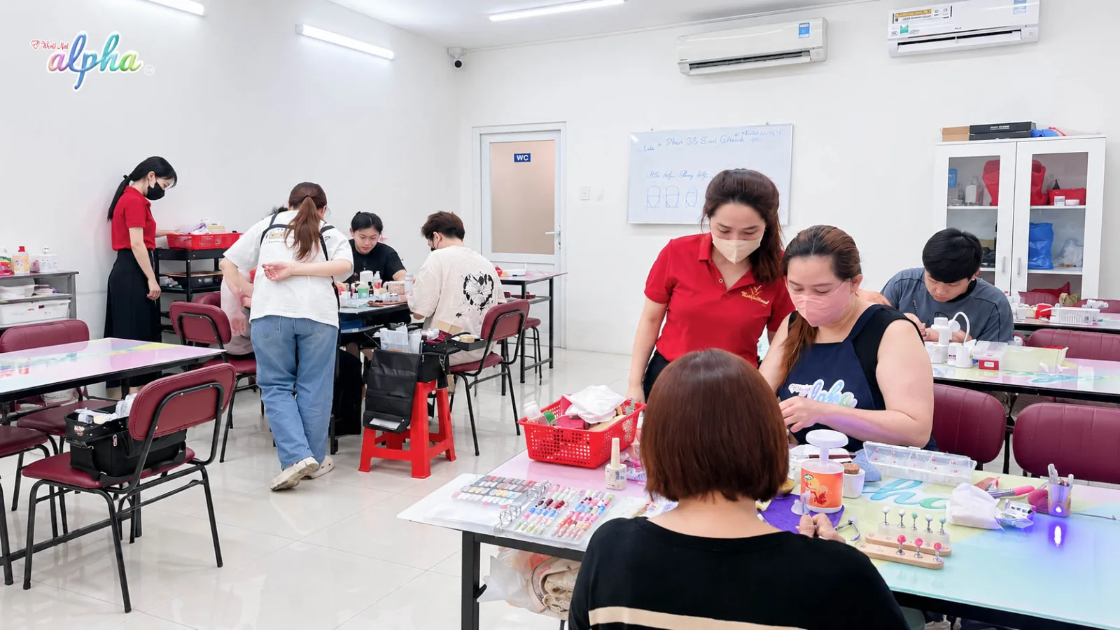Lớp học nail tại World Nail Alpha chi phí học naul hiện nay