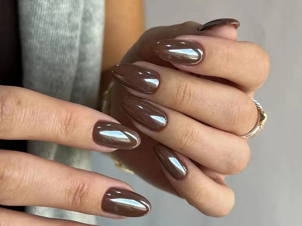 Nail Chrome màu nâu chocolate, phù hợp phong cách Thu Đông 