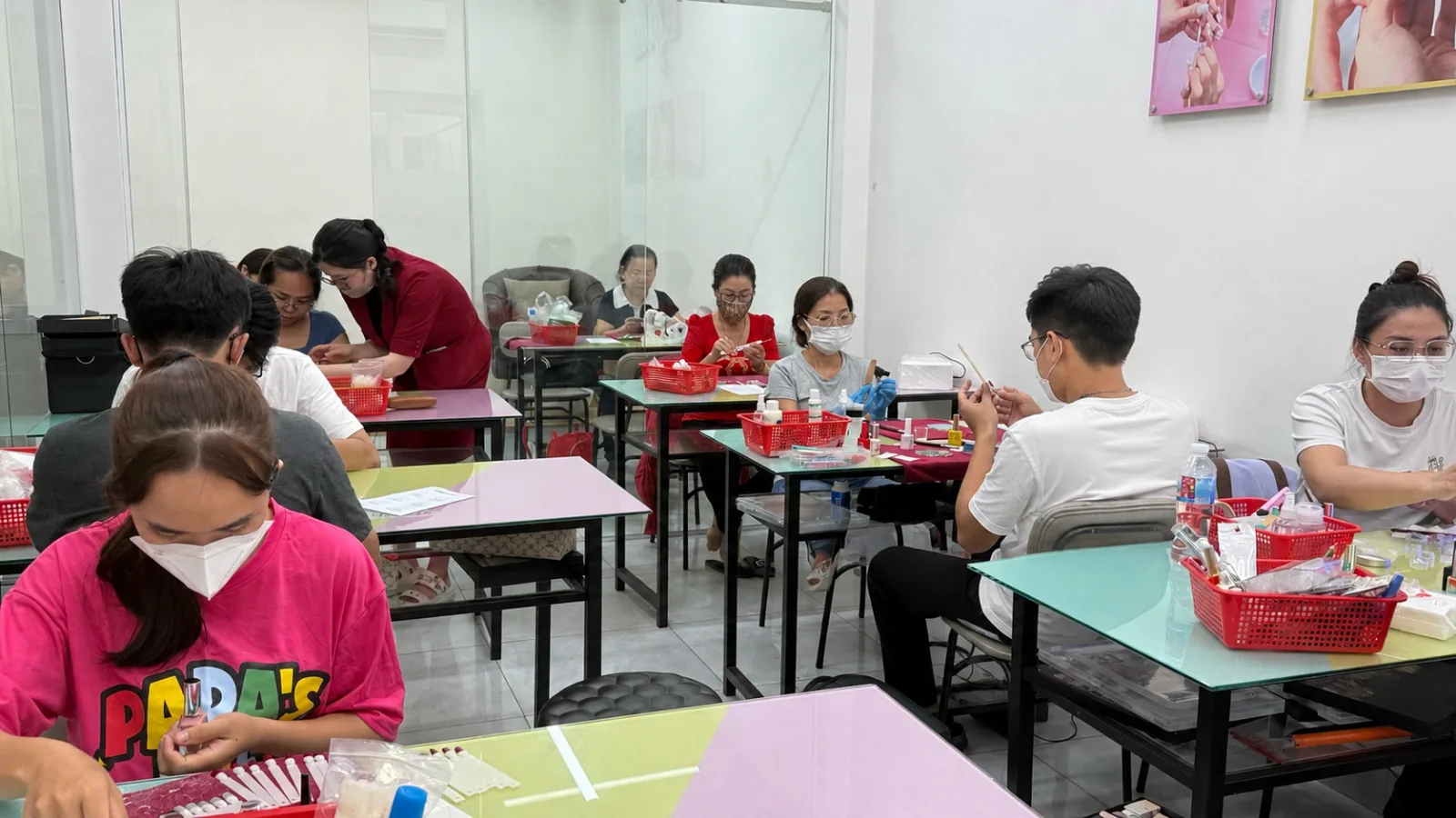 Hình ảnh lớp học tại khóa học nail giá rẻ cho người mới bắt đầu