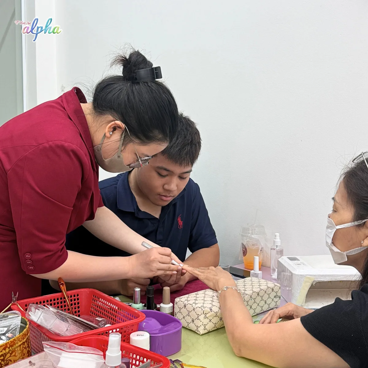 Giảo viên hướng dẫn 1:1 kỹ thuật tại World Nail Alpha