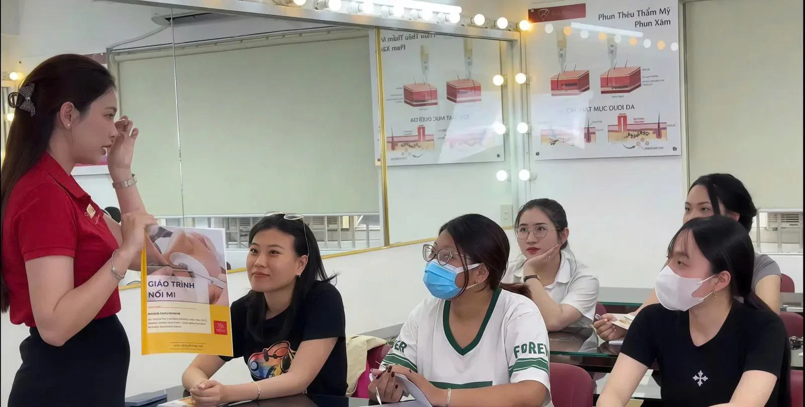 Giảng viên hướng dẫn học viên thực hành nối mi tại lớp
