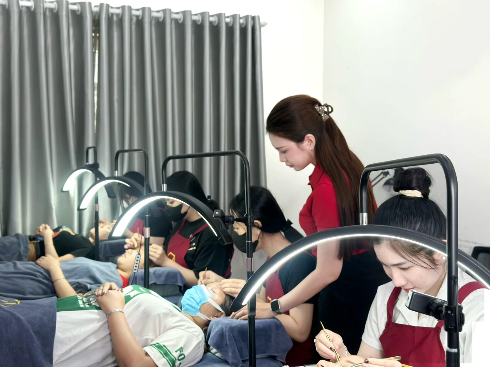 Học viên thực hành nối mi tại World Nail Alpha