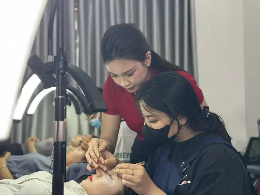 Học viên thực hành kỹ thuật nối mi tại World Nail Alpha