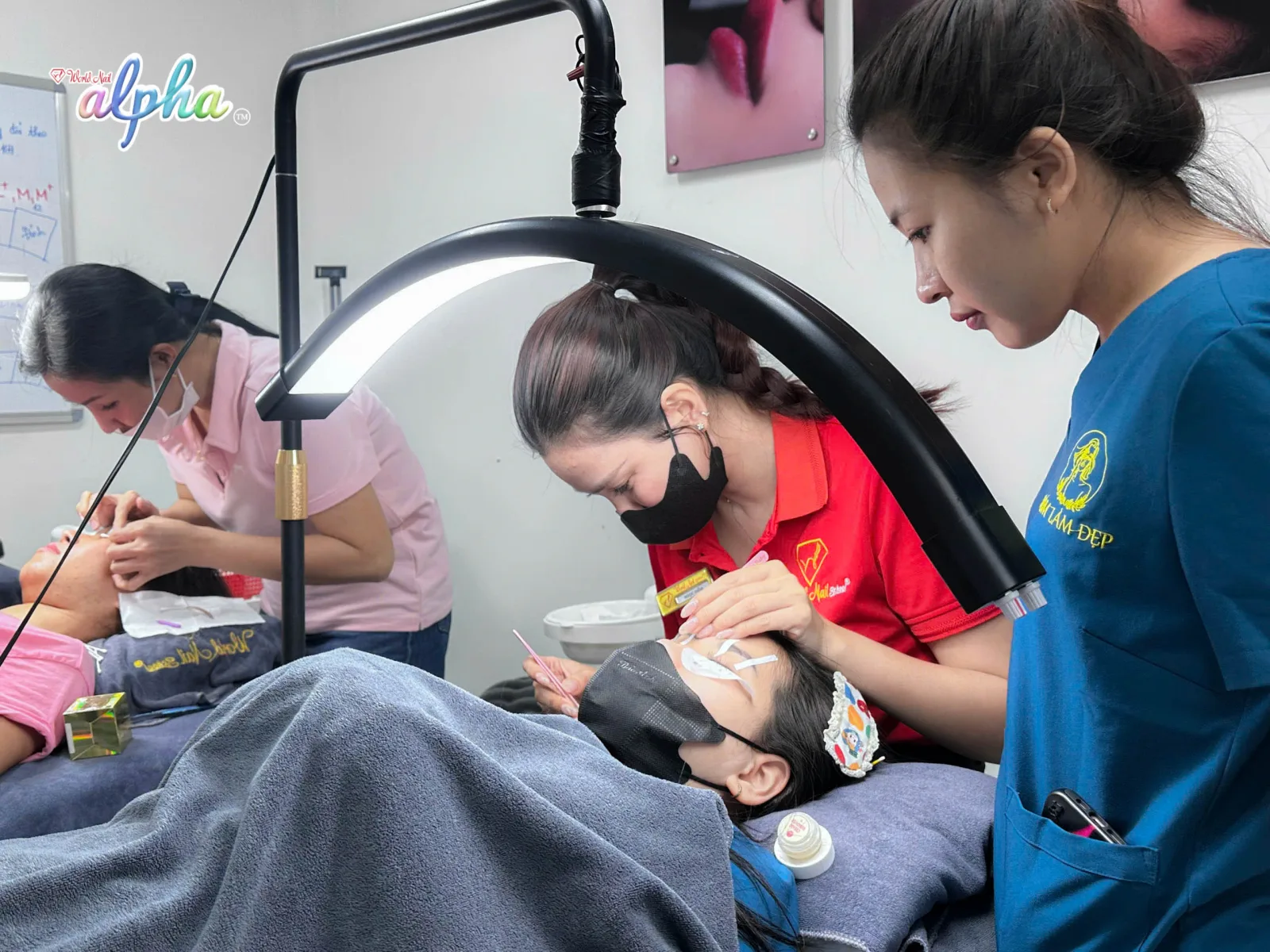 Hình ảnh lớp học nối mi kèm 1 - 1