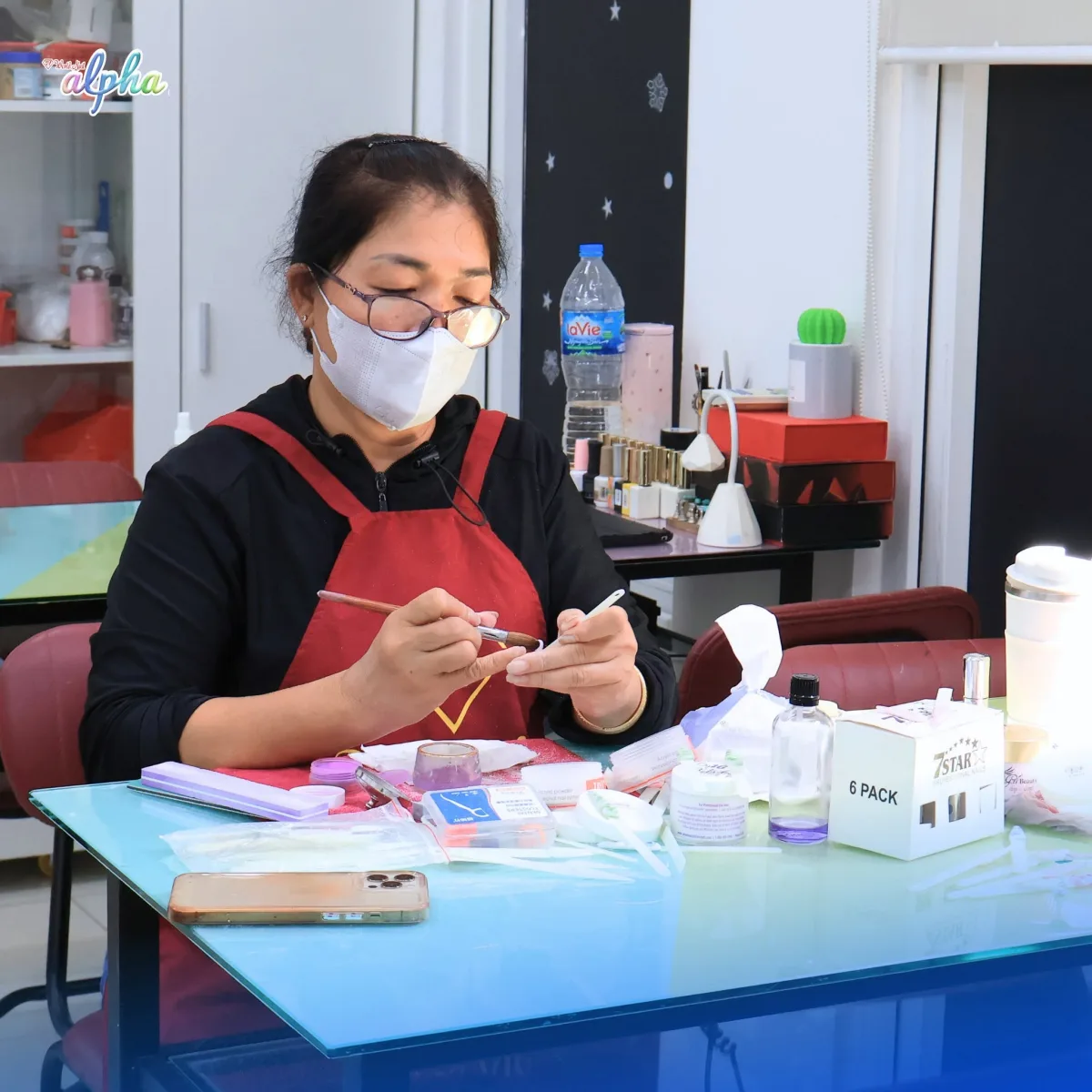 Học viên thực hành kỹ thuật Nail cơ bản tại lớp